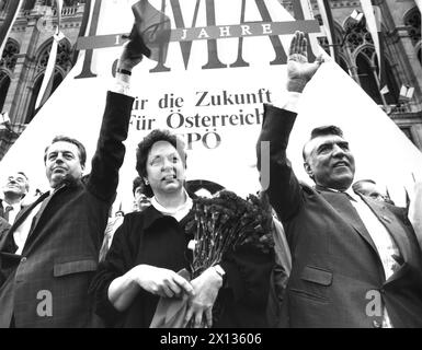 Rassemblement du Parti social autrichien le 1er mai à Vienne le 1er mai 1990. Sur la photo : (f.L.t.r.) Chancelier fédéral Franz Vranitzky, vice-maire Ingrid Smejkal et maire Helmut Zilk. - 19900501 PD0006 - Rechteinfo : droits gérés (RM) Banque D'Images