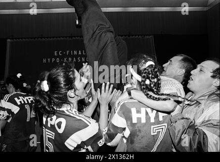 Vienne le 26 mai 1990 : l'équipe de Gunnar Prokop Hypo Suedstadt remporte le match contre Kuban Krasnodar (30:26) et donc la 'Coupe d'Europe de Handball'. Sur la photo : le formateur Prokop est porté par son équipe. - 19900526 PD0006 - Rechteinfo : droits gérés (RM) Banque D'Images