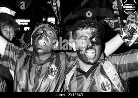 Vienne le 23 mai 1990 : après la victoire de l'AC Milan lors du match final de la Coupe d'Europe, des milliers de fans de l'AC Milan font la fête dans la Kaerntnerstrasse de Vienne. - 19900524 PD0007 - Rechteinfo : droits gérés (RM) Banque D'Images