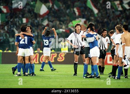 Rome le 9 juin 1990 : match entre l'Autriche et l'Italie dans le cadre du Championnat du monde de football 1990. La photo montre les joueurs autrichiens Peter Schoettel et Manfred Linzmaier. - 19900609 PD0017 - Rechteinfo : droits gérés (RM) Banque D'Images