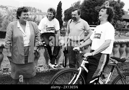 Championnat du monde de football 1990 : la ministre autrichienne de l'éducation Hilde Hawlicek a rendu visite à l'équipe nationale autrichienne de football à Artimino le 6 juin 1990. Sur la photo : Hilde Hawlicek (g.), Andreas Ogris (2.F.l.) et Manfred Zsak (d.) - 19900614 PD0012 - Rechteinfo : droits gérés (RM) Banque D'Images