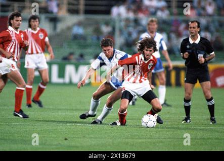 Florence le 16 juin 1990 : match entre l'Autriche et la CSSR dans le cadre du Championnat du monde de Football 1990. Notre photo montre les joueurs autrichiens Manfred Zsak (à gauche) et Peter Artner (à droite). - 19900615 PD0030 - Rechteinfo : droits gérés (RM) Banque D'Images