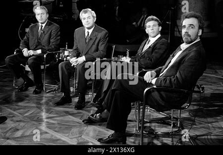 Interview de l'ORF dans le cadre des élections législatives du 7 octobre 1990 : (f.l.t.r.) le chancelier fédéral Franz Vranitzky (SPOE), le vice-chancelier Josef Riegler (OEVP), le président du FPOE Joerg Haider et le directeur du Parti vert autrichien Johannes Voggenhuber. - 19901007 PD0059 - Rechteinfo : droits gérés (RM) Banque D'Images