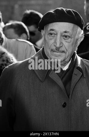 Vienne le 25 janvier 1991 : manifestation de la communauté juive de Vienne au mémorial anti-fascisme devant l'Albertina. Environ 500 personnes ont manifesté leur solidarité avec Israël. Sur la photo : Simon Wiesenthal. - 19910125 PD0006 - Rechteinfo : droits gérés (RM) Banque D'Images