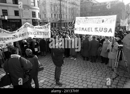 Vienne le 25 janvier 1991 : manifestation de la communauté juive de Vienne au mémorial anti-fascisme devant l'Albertina. Environ 500 personnes ont manifesté leur solidarité avec Israël. - 19910125 PD0005 - Rechteinfo : droits gérés (RM) Banque D'Images