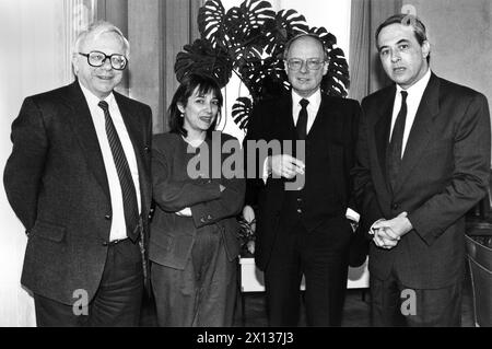 Vienne le 25 janvier 1991 : Réunion des secrétaires de l'internationale socialiste (si) sur la situation en Europe de l'est et dans la région du Golfe. Hans-Eberhard Dingels (Allemagne), Sonia Mink (France), Peter Jankowitsch (Autriche) et Luis Ayala (si). - 19910125 PD0004 - Rechteinfo : droits gérés (RM) Banque D'Images