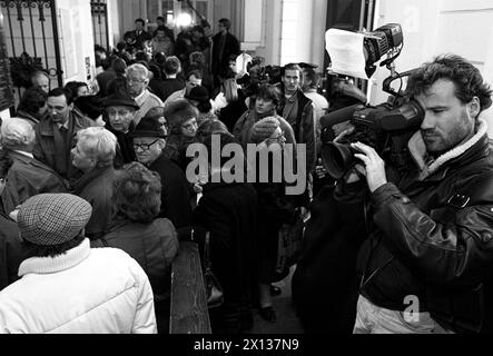 Ruée devant le tribunal de Vienne le 28 février 1991, lorsque l'audience contre quatre infirmières d'assistance de l'hôpital de Lainz, accusées de meurtre, a commencé. - 19910228 PD0008 - Rechteinfo : droits gérés (RM) Banque D'Images