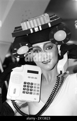 Une femme présente le nouveau téléphone à commande vocale TS 91 de Telenorma, capturé à Vienne le 23 avril 1991. - 19910423 PD0004 - Rechteinfo : droits gérés (RM) Banque D'Images