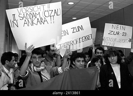 Vienne le 11 juin 1991 : un groupe d'activistes kurdes s'empare du centre de presse international pour attirer l'attention sur les répressions contre le peuple kurde en Turquie. - 19910611 PD0015 - Rechteinfo : droits gérés (RM) Banque D'Images