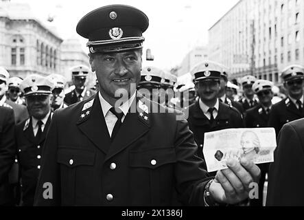 Vienne le 11 juin 1991 : environ 16,500 employés de l'exécutif autrichien ont participé à une manifestation. - 19910611 PD0010 - Rechteinfo : droits gérés (RM) Banque D'Images