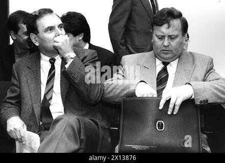 Les 'détails juteux' de la 'mission d'enquête' de Robert Elmecker (à droite) et de Wendelin Ettmayer (à gauche) (tous deux députés au parlement autrichien) en Roumanie, ont fait l'objet de l'audition à Vienne le 11 juin 1991. - 19910611 PD0013 - Rechteinfo : droits gérés (RM) Banque D'Images