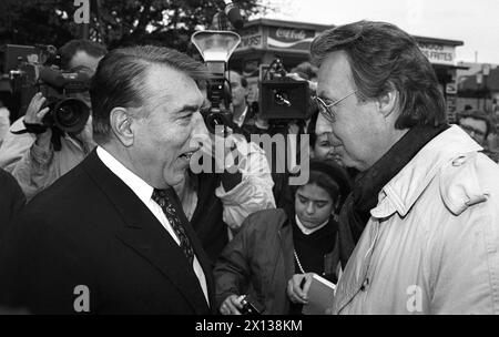 Ouverture de la place des étoiles à Vienne Prater le 18 octobre 1991 : le chanteur et acteur Peter Alexander (R.) s'entretient avec le maire de Vienne Helmut Zilk. - 19911018 PD0012 - Rechteinfo : droits gérés (RM) Banque D'Images