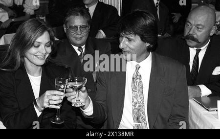 L'actrice italienne Ornella Muti et Udo Juergens, capturés au Moulin Rouge de Vienne le 27 octobre 1991. À l'arrière-plan : responsable de boîte de nuit Heinz Werner Schimanko (R.) - 19911027 PD0006 - Rechteinfo : droits gérés (RM) Banque D'Images