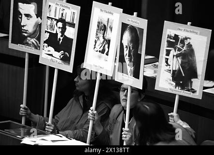 Les membres de la fraction parlementaire du parti vert autrichien expriment leur protestation contre les nouvelles lois sur l'asile le 4 décembre 1991 lors d'un débat au parlement. Dix délégués présentent dix portraits de célèbres Autrichiens, qui ont dû s'exiler pendant la zone nationale socialiste en Autriche. Parmi eux aussi le portrait de Bruno Kreiskys, qui est allé en Suède. Dans l'image (v.l.n.r.) : les délégués Monika Langthaler, Terezia Stoisits. - 19911204 PD0005 - Rechteinfo : droits gérés (RM) Banque D'Images