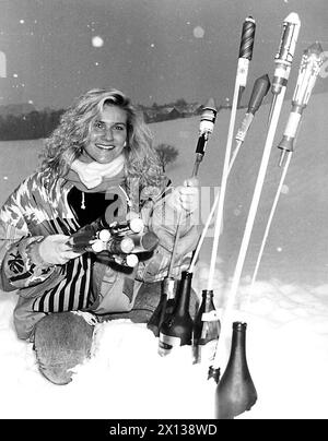 Une femme est assise dans la neige avec des pétards pour le traditionnel feu d'artifice de la veille du nouvel an, capturé le 27 1991 décembre à Vienne. - 19911227 PD0004 - Rechteinfo : droits gérés (RM) Banque D'Images