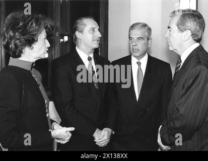 Le 17 février 1992, l'OEVP a organisé une réception pour leur candidat à la présidence Thomas Klestil à Vienne. (De gauche à droite) : Edith Klestil, Thomas Klestil, Klaus Liebscher et le ministre autrichien des Affaires étrangères Alois Mock avant le début de l'événement. - 19920217 PD0002 - Rechteinfo : droits gérés (RM) Banque D'Images