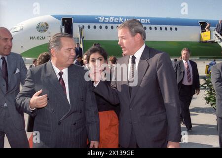 Le président de l'Ouzbékistan Islam Karimov (L.) est accueilli par le chancelier autrichien Franz Vranitzky à l'aéroport de Vienne le 18 septembre 1992. - 19920918 PD0003 - Rechteinfo : droits gérés (RM) Banque D'Images