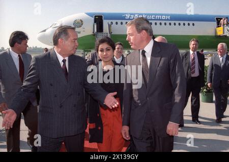 Le président de l'Ouzbékistan Islam Karimov (L.) est accueilli par le chancelier autrichien Franz Vranitzky à l'aéroport de Vienne le 18 septembre 1992. - 19920918 PD0004 - Rechteinfo : droits gérés (RM) Banque D'Images