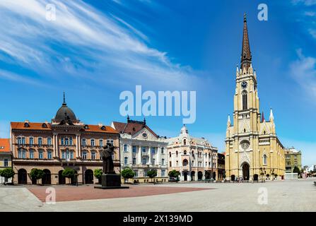 Place de la liberté et cathédrale catholique à Novi Sad. Serbie. Banque D'Images