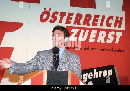 Joerg Haider, président fédéral du FPOE, lors d'une énonciation à l'occasion de la pétition "Autriche d'abord" pour un référendum du FPOE à Stadthalle viennois le 29 janvier 1993. - 19930129 PD0010 - Rechteinfo : droits gérés (RM) Banque D'Images