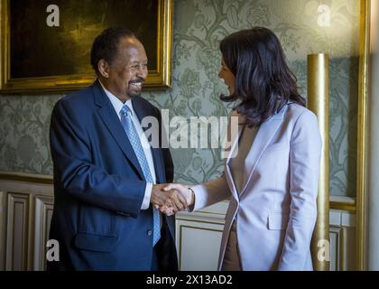 Annalena Baerbock Buendnis 90/Die Gruenen, Bundesaussenministerin, fotografiert im Rahmen ihrer Teilnahme an der internationalen humanitaeren Konferenz zu Sudan und seinen Nachbarlaendern. Hier ein Treffen mit dem ehemaligen Ministerpraesidenten der Republik Sudan, Abdalla Hamdok. Fotografiert im Auftrag des Auswaertigen AMTES Paris Frankreich *** Annalena Baerbock Buendnis 90 Die Gruenen , ministre fédéral des Affaires étrangères, photographiée dans le cadre de sa participation à la conférence humanitaire internationale sur le Soudan et ses pays voisins ici une rencontre avec l'ancien premier ministre de la République Banque D'Images