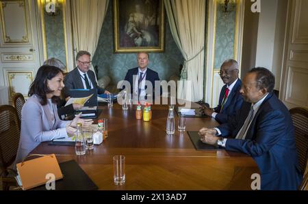 Annalena Baerbock Buendnis 90/Die Gruenen, Bundesaussenministerin, fotografiert im Rahmen ihrer Teilnahme an der internationalen humanitaeren Konferenz zu Sudan und seinen Nachbarlaendern. Hier ein Treffen mit dem ehemaligen Ministerpraesidenten der Republik Sudan, Abdalla Hamdok. Fotografiert im Auftrag des Auswaertigen AMTES Paris Frankreich *** Annalena Baerbock Buendnis 90 Die Gruenen , ministre fédéral des Affaires étrangères, photographiée dans le cadre de sa participation à la conférence humanitaire internationale sur le Soudan et ses pays voisins ici une rencontre avec l'ancien premier ministre de la République Banque D'Images