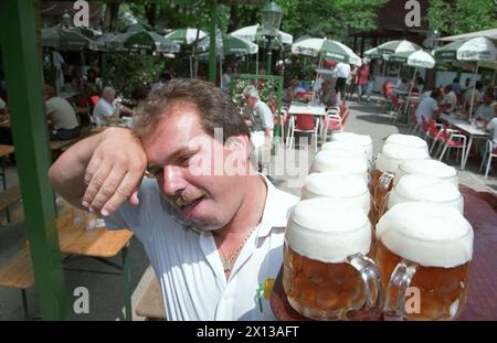 Températures tropicales à Vienne le 7 juin 1993 : un serveur en transpiration transporte de lourdes chopes à bière aux clients assoiffés dans la Schweizerhaus de Vienne. - 19930607 PD0008 - Rechteinfo : droits gérés (RM) Banque D'Images