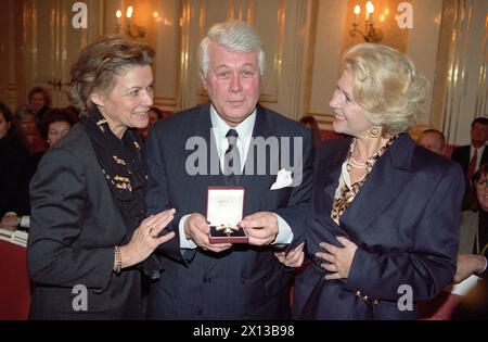 (f.l.t.r.) épouse de Peter Weck, de l'acteur autrichien Peter Weck et de l'actrice Christiane Horbiger le 5 novembre 1993 à Vienne, où Peter Weck a reçu la Croix d'honneur autrichienne pour la Science et l'Art. - 19931105 PD0014 - Rechteinfo : droits gérés (RM) Banque D'Images