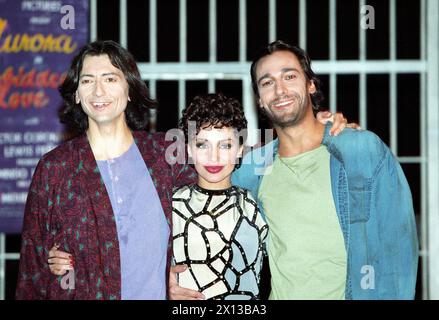 (f.l.t.r.) : Guenther Mokesch (Molina), Yamil Borges (Aurora) et Thorsten Tinney (Valentin) avant la création de la comédie musicale de Harold Price 'Kiss of the Spiderwoman' au Raimundtheater de Vienne le 28 novembre 1993. - 19931124 PD0004 - Rechteinfo : droits gérés (RM) Banque D'Images