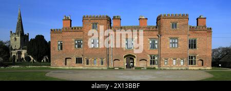 Vue printanière sur Holme Pierrepont Hall, Nottinghamshire, Angleterre, Royaume-Uni Banque D'Images