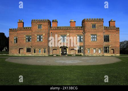 Vue printanière sur Holme Pierrepont Hall, Nottinghamshire, Angleterre, Royaume-Uni Banque D'Images