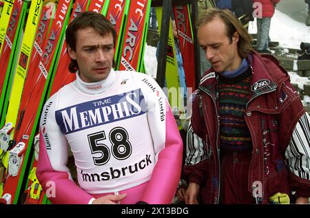 Coupe du monde de ski nordique à Bergisel à Innsbruck le 4 janvier 1994. Sur la photo : Ernst Vettori (L., AUT) et Toni Innauer. - 19940104 PD0013 - Rechteinfo : droits gérés (RM) Banque D'Images