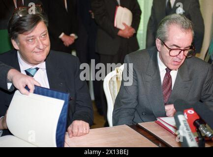 Le ministre italien des Affaires étrangères Benjamino Andreatta et son homologue autrichien Alois Mock, capturés à Vienne le 17 janvier 1994. - 19940117 PD0008 - Rechteinfo : droits gérés (RM) Banque D'Images