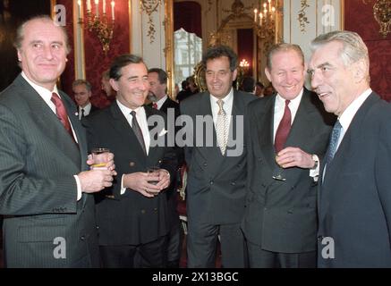 Conférence des gouverneurs à Vienne le 26 janvier 1994 : (de gauche à droite) le président fédéral autrichien Thomas Klestil, le gouverneur Martin Purtscher (Vorarlberg), le gouverneur Wendelin Weingartner (Tyrol), le gouverneur Josef Krainer (Styrie) et le maire Helmut Zilk (Vienne). - 19940126 PD0011 - Rechteinfo : droits gérés (RM) Banque D'Images