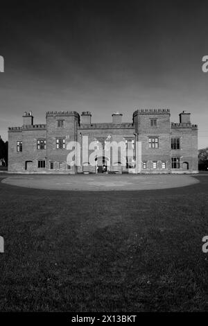 Vue printanière sur Holme Pierrepont Hall, Nottinghamshire, Angleterre, Royaume-Uni Banque D'Images