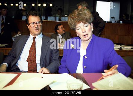 Le ministre allemand des Affaires étrangères Klaus Kinkel et l'ambassadeur allemand en Autriche Ursula Seiler-Albring lors des négociations d'adhésion de l'Autriche à l'Union européenne à Bruxelles le 28 février 1994. - 19940228 PD0021 - Rechteinfo : droits gérés (RM) Banque D'Images