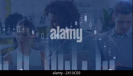 Image de plusieurs graphiques se déplaçant sur divers collègues discutant sur une tablette ou un ordinateur portable Banque D'Images