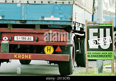 Une affiche concurrente contre l'adhésion de l'Autriche à l'Union européenne, capturée à Vienne le 25 mai 1994, avant le référendum national. - 19940525 PD0004 - Rechteinfo : droits gérés (RM) Banque D'Images