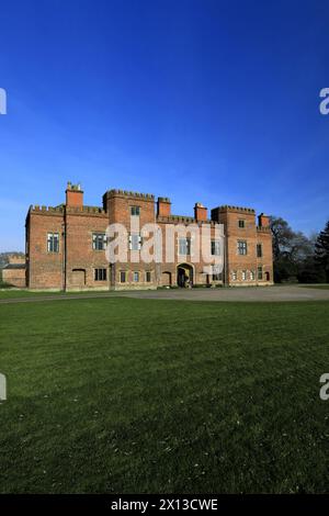 Vue printanière sur Holme Pierrepont Hall, Nottinghamshire, Angleterre, Royaume-Uni Banque D'Images