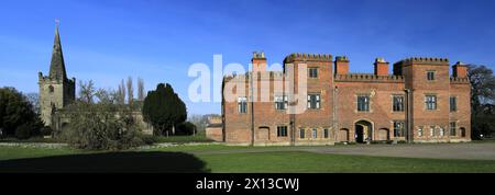 Vue printanière sur Holme Pierrepont Hall, Nottinghamshire, Angleterre, Royaume-Uni Banque D'Images