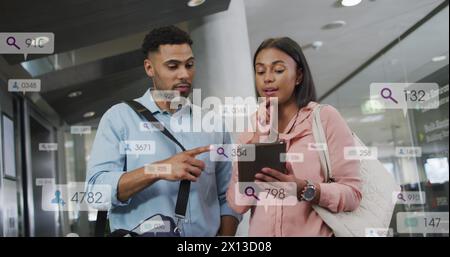 Image de barres de notification sur des collègues discutant des rapports sur une tablette numérique au bureau Banque D'Images