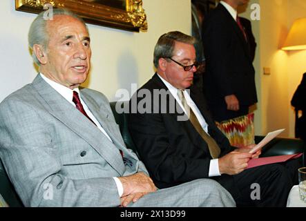 Vienne le 14 juin 1994 : le ministre israélien des Affaires étrangères Shimon Peres (à gauche) et le chancelier fédéral autrichien Franz Vranitzky (à droite) donnent une conférence de presse lors du séjour privé de Peres en Autriche. - 19940614 PD0003 - Rechteinfo : droits gérés (RM) Banque D'Images