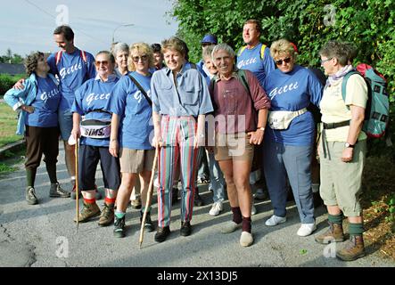 Vienne le 8 juillet 1994 : en raison d'un pari perdu concernant le référendum sur l'UE, la secrétaire d'Etat de l'UE Brigitte Ederer (à droite au centre) et le chef de l'IFES Ernst Gehmacher (à gauche au centre) ont commencé leur pèlerinage à Mariazell. - 19940708 PD0008 - Rechteinfo : droits gérés (RM) Banque D'Images