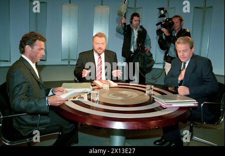 Vienne le 22 septembre 1994 : table ronde dans les studios de l'ORF avec le président de la SPOE et chancelier fédéral Franz Vranitzky (à droite) et le président du FPOE Joerg Haider. Au centre : le présentateur de l'ORF Elmar Oberhauser. - 19940922 PD0001 - Rechteinfo : droits gérés (RM) Banque D'Images