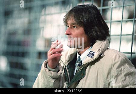 UEFA Cup 1994/95 - Admira Wacker vs AS Cannes le 18 octobre 1994 à Maria Enzersdorf, basse-Autriche. Le match s'est terminé 1:1. Sur la photo : Admira entraîneur Didi Constantini. - 19941018 PD0004 - Rechteinfo : droits gérés (RM) Banque D'Images