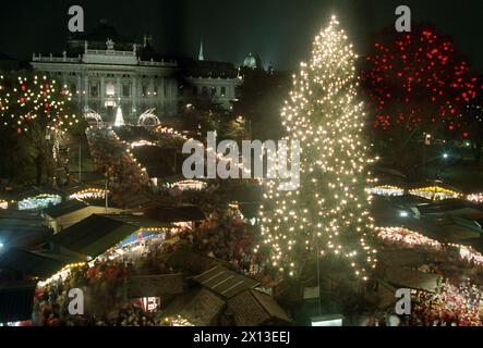 Vienne le 13 novembre 1994 : le traditionnel marché de Christkindl à Vienne Rathausplatz. - 19941113 PD0001 - Rechteinfo : droits gérés (RM) Banque D'Images