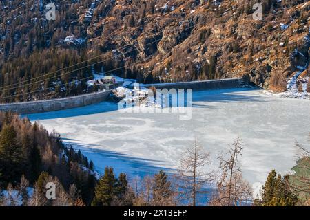 Le barrage Campo Moro à Valmalenco et le lac gelé Banque D'Images