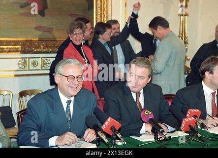 Le chancelier fédéral autrichien Franz Vranitzky (Parti social-démocrate) (R) et le vice-chancelier Erhard Busek (Parti populaire) (l) annoncent un accord sur le nouveau gouvernement à Vienne, le 25 novembre 1994. - 19941125 PD0001 - Rechteinfo : droits gérés (RM) Banque D'Images