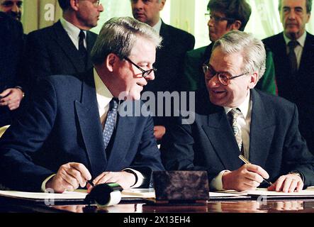 Le chancelier fédéral autrichien Franz Vranitzky (Parti social-démocrate) (R) et le vice-chancelier Erhard Busek (Parti populaire) (l) signent un accord sur le nouveau gouvernement à Vienne, le 29 novembre 1994. - 19941129 PD0001 - Rechteinfo : droits gérés (RM) Banque D'Images