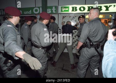 Le 20 avril 1995, une manifestation contre le radicalisme de droite, le racisme et le fascisme a lieu dans le centre-ville de Vienne. Photo : un groupe de jeunes nazis qui ont provoqué les manifestants avec des slogans extrémistes de droite sont arrêtés par la police. - 19950421 PD0029 - Rechteinfo : droits gérés (RM) Banque D'Images